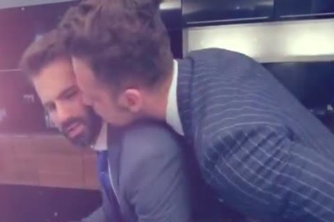 欧美正装帅哥在厨房啪啪