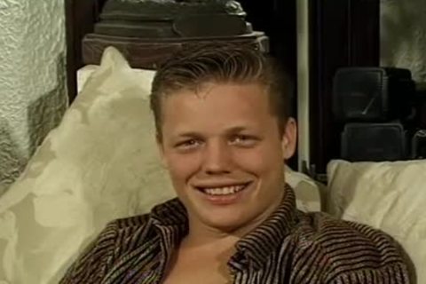 stylish blonde Enjoys A admirable nail With new ally