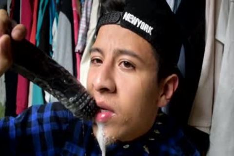 Montando dildo Negro En El Closet