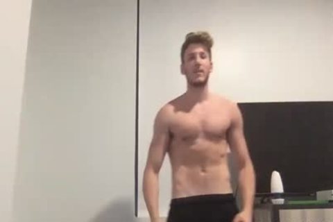 Bearded lad Masturbating In Live