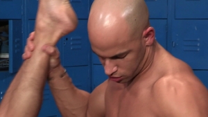 Hot House: Nailing next to ebony bodybuilder