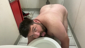 I enter A Gas Station Toilet And take up with the tongue And engulf The Toilet And The Floor