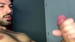 yummy dude With large 10-Pounder Wanks On webcam