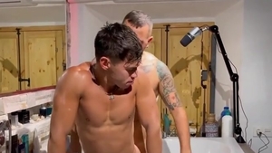 Muscled Daddy Used Him In each Position On The Bathtub [ONLYFANS]